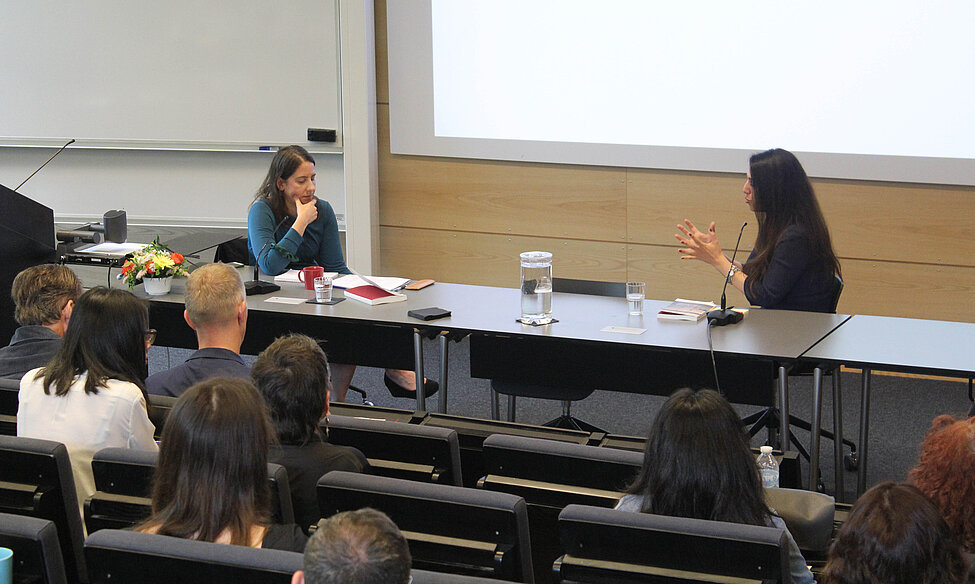 Opponent och respondent i samtal. Foto.