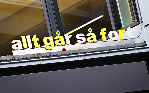 Konstverket "allt går så fort" på LUX tak. Foto.