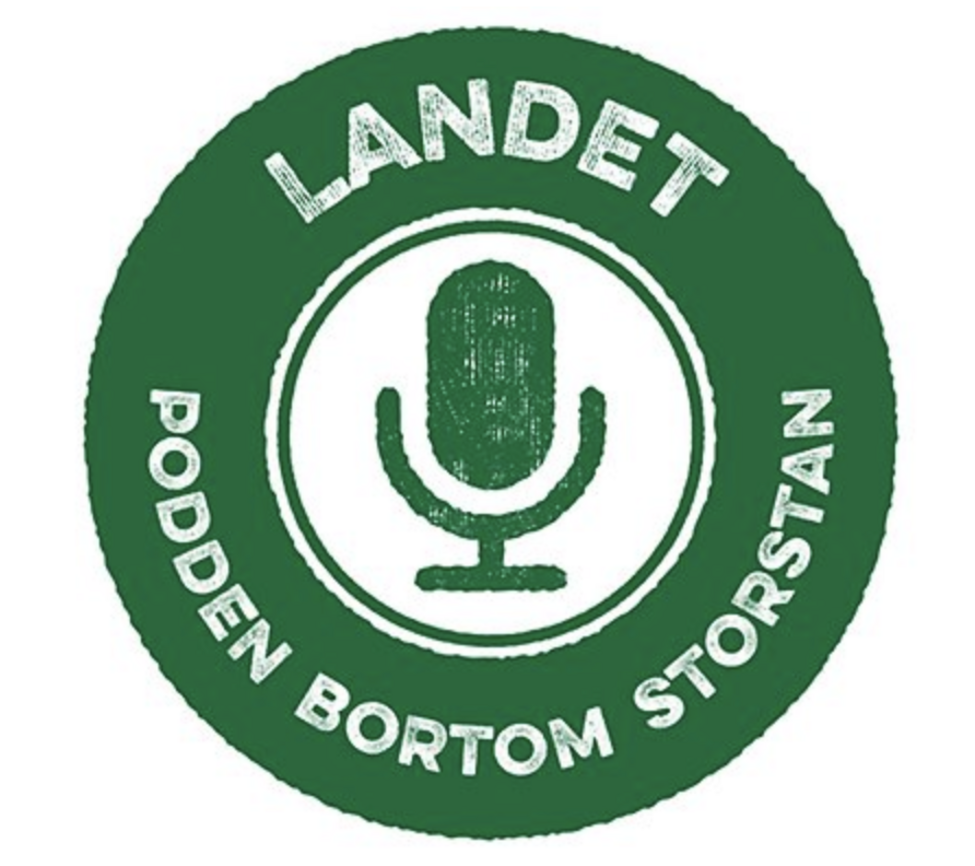 Podden landets logga i grönt med en bild av mikrofon och landet skrivet i versaler ovanför.