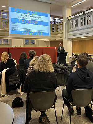 Publik lyssnar på docentföreläsningar i Läsesalen på LUX. Foto.